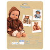 Roter Herbstmantel für Puppen ab 18 Monaten mit Knöpfen ; POMEA Puppenpuppe mit braunem Herbstmantel und Haube, Verpackung ; Braunes Puppenkleidungs-Set mit Mantel und Haube für Herbst ; POMEA Puppenkleidung Herbst Mantel braun mit Haube und Schuhen