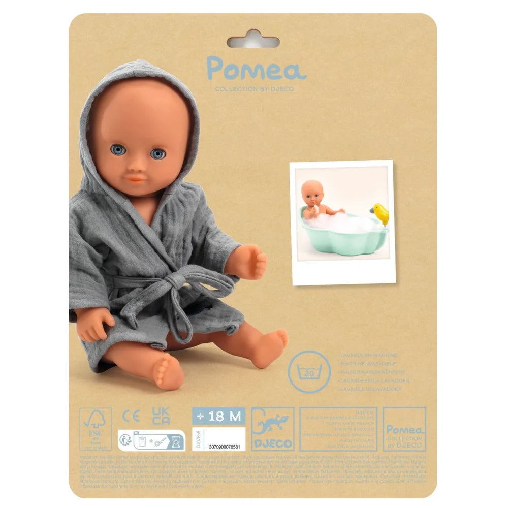 # POMEA Puppen Bademantel grün mit Gürtel und Kapuze ; Pomea Puppe im grauen Bademantel mit Kapuze, Badezubehör ; POMEA Puppen Bademantel grau mit Gürtel und Vogelstickerei ; POMEA Puppen Bademantel grau, Babypuppe sitzt mit Badekleidung