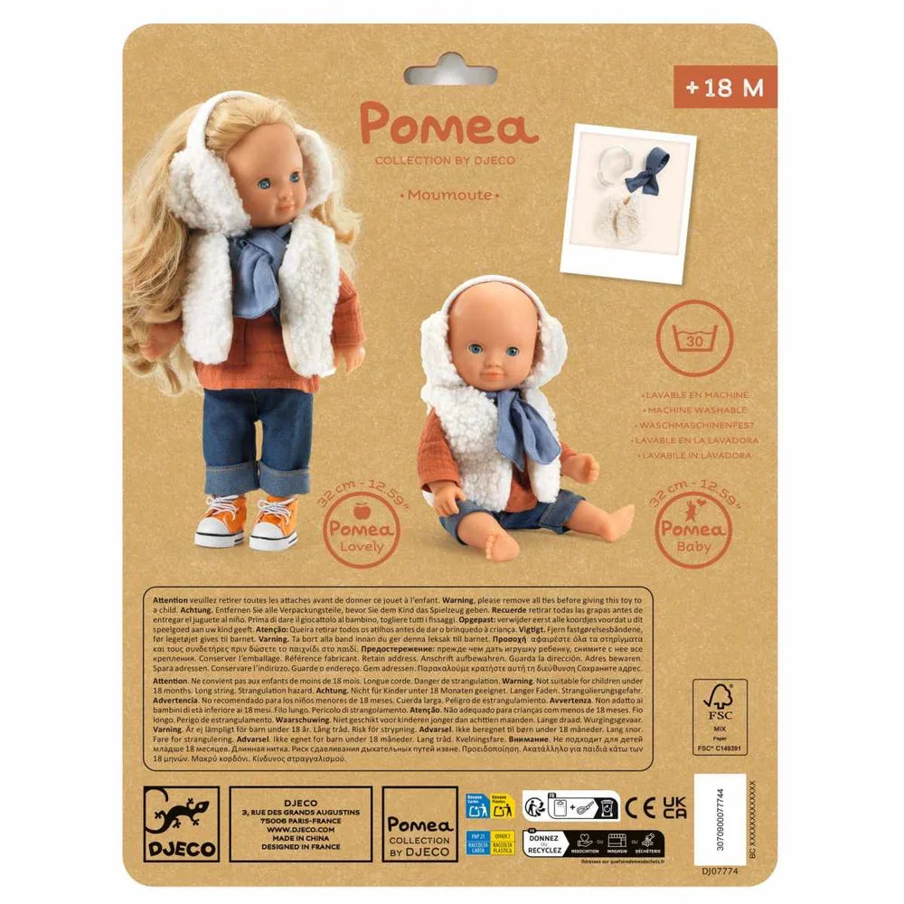 POMEA Moumoute Puppenkleidung: Creme Lätzchen mit blauer Schleife für Puppen ; POMEA Moumoute Puppenkleidung mit Fell-Weste und Accessoires für Puppen ; # Alt-Text:POMEA Puppenkleidung Moumoute Set: Flauschige Weste, Haarband und Schleife ; POMEA Puppe mit weißer Moumoute Weste, orange Pullover und Jeans ; Puppenkleidung Moumoute mit Fleece-Weste, Hemd und Hose für POMEA Puppe
