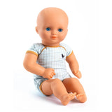 Baby Puppe Canary von Pomea in gestreiftem Outfit mit Kopftuch ; POMEA Puppe Canary in gelb-blauem Streifenpyjama mit grauem Häubchen ; POMEA Puppe Canary in gestreifter Kleidung auf Holzbank sitzend ; Pomea Puppe Canary 32cm mit Schlafaugen und gestreiftem Outfit ; POMEA Puppe Canary mit blauem Auge sitzt im hellblauen Outfit