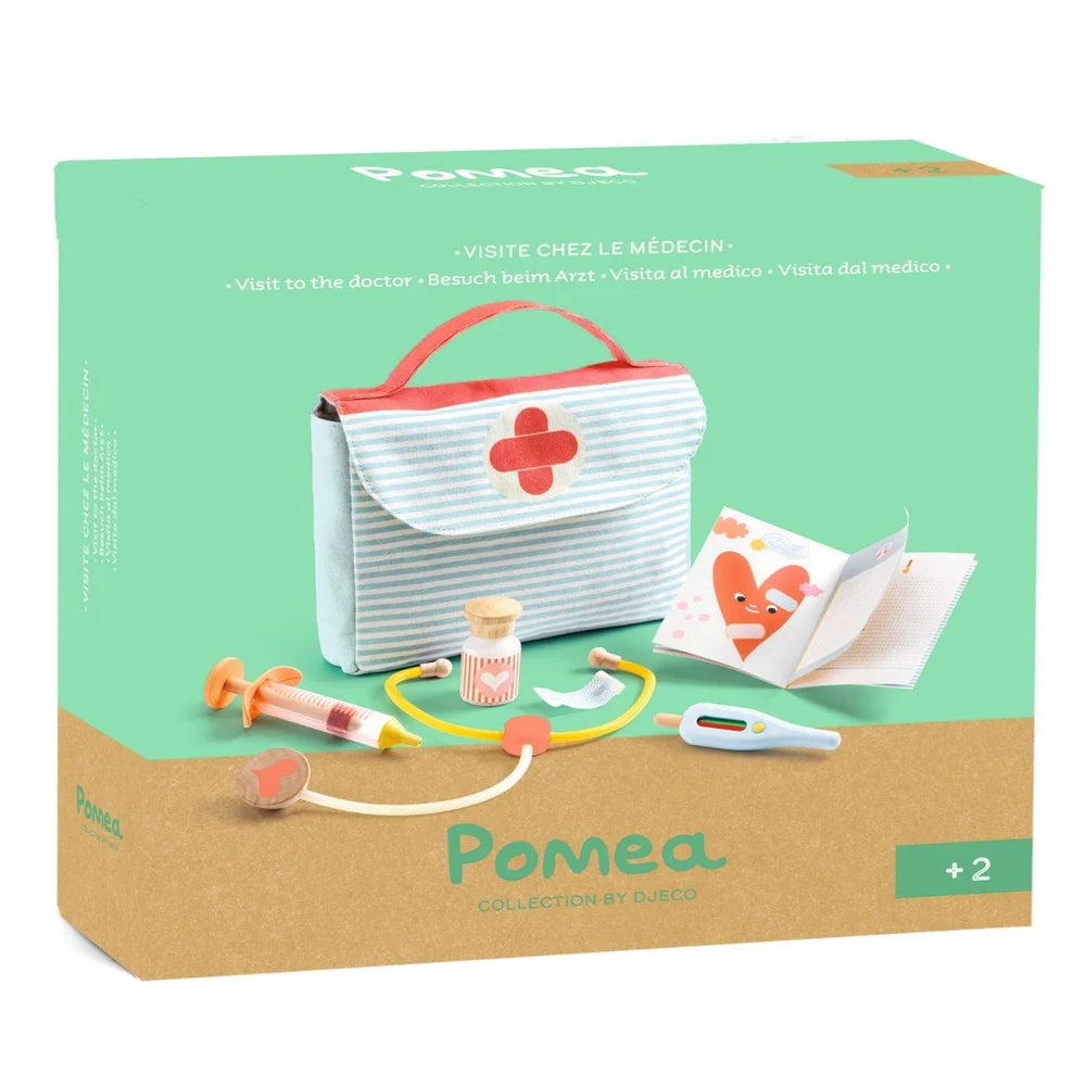 POMEA Puppen Arztkoffer mit Stethoskop, Spritze und Zubehör von Djeco ; POMEA Arztkoffer Set mit Spritze, Stethoskop und Zubehör ; POMEA Puppen Arztkoffer mit medizinischen Spielzeugen und Zubehör ; POMEA Puppen Arztkoffer mit Zubehör und Stethoskop in Tasche ; POMEA Puppen Arztkoffer mit Zubehör und Spielwerkzeugen