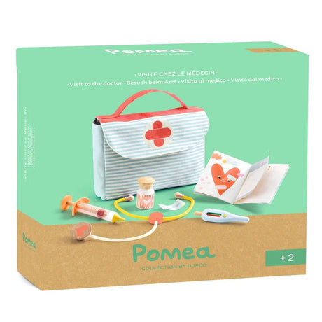 POMEA Puppen Arztkoffer mit Stethoskop, Spritze und Zubehör von Djeco ; POMEA Arztkoffer Set mit Spritze, Stethoskop und Zubehör ; POMEA Puppen Arztkoffer mit medizinischen Spielzeugen und Zubehör ; POMEA Puppen Arztkoffer mit Zubehör und Stethoskop in Tasche ; POMEA Puppen Arztkoffer mit Zubehör und Spielwerkzeugen