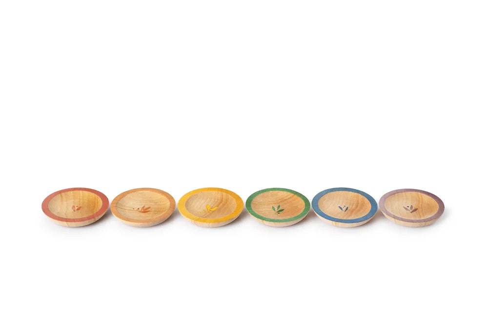 Grapat Dishes: Sechs farbige Holzschüsseln in Regenbogenfarben nebeneinander