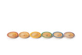 Grapat Dishes: Sechs farbige Holzschüsseln in Regenbogenfarben nebeneinander