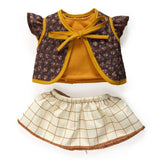 POMEA Puppenkleidung Lovely Capucine Outfit mit Bluse und Rock ; POMEA Puppenkleidung Lovely Capucine Set mit Bluse, Rock und Zubehör ; POMEA Puppenkleidung Lovely Capucine: Braunes Jäckchen mit gelbem Schleifenband und karierter Rock ; POMEA Puppe mit braunem Haar trägt Puppenkleidung Lovely Capucine