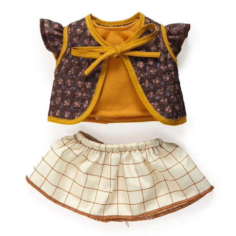 POMEA Puppenkleidung Lovely Capucine Outfit mit Bluse und Rock ; POMEA Puppenkleidung Lovely Capucine Set mit Bluse, Rock und Zubehör ; POMEA Puppenkleidung Lovely Capucine: Braunes Jäckchen mit gelbem Schleifenband und karierter Rock ; POMEA Puppe mit braunem Haar trägt Puppenkleidung Lovely Capucine
