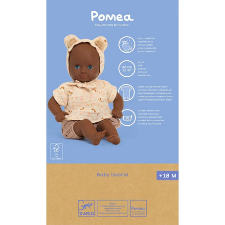 POMEA Puppe Issoria mit Bärenmütze und Stoffkleidung sitzt ; Pomea Puppe Issoria 32cm mit Bärenmütze und Schlafaugen ; POMEA Puppe Issoria mit Babykleidung sitzend auf weißem Hintergrund