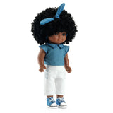 POMEA Puppe Lovely Janet mit schwarzen Locken und blauem Outfit ; Pomea Puppe Lovely Janet mit schwarzen Locken und blauem Outfit ; POMEA Puppe Lovely Janet mit lockigem schwarzem Haar von hinten