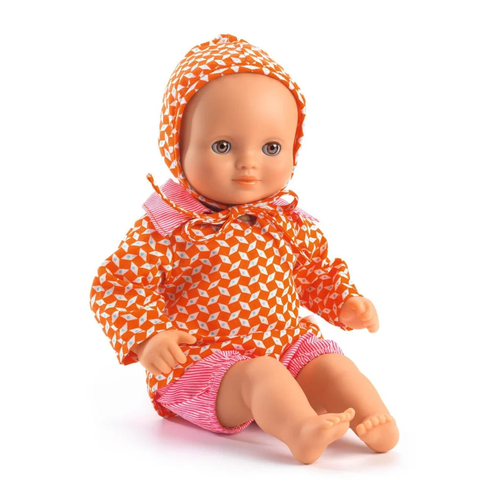 POMEA Puppenkleidung Pépin: Oranges Hemd mit geometrischem Muster und rosa Hose ; Pomea Puppenkleidung Pépin orange-rosa Set mit Mütze und Shorts ; POMEA Puppenkleidung Pépin: Orange Tunika, rosa Shorts und Mütze ; POMEA Puppenkleidung Pépin orange-weiß kariert mit rosa Mütze und Shorts