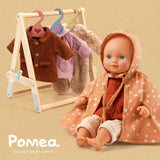 POMEA Puppenkleidung Winter Overall beige Plüsch 18M Djeco ; Pomea Baby-Puppe mit beigem Fleece-Overall und Schal, Verpackung ; POMEA Puppenkleidung Winter Overall beige mit Kapuze und Reißverschluss ; POMEA Puppenkleidung Winter Overall beige Teddy Onesie mit Reißverschluss ; POMEA Puppenkleidung Winter Overall - vier Puppen in verschiedenfarbigen Winteroutfits auf Treppe ; Pomea Puppe mit Wintermantel und Kleidungsständer mit Outfits