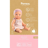POMEA Badepuppe Mädchen Prune in rosa-weißem Kleid mit Mütze ; POMEA Badepuppe Mädchen Prune mit rosa Badeanzug und Stirnband ; POMEA Badepuppe Baby Prune 32cm mit rosa Outfit und Kopftuch ; POMEA Badepuppe Mädchen Prune liegt auf Wickelunterlage auf Tuch ; Kleines Mädchen mit POMEA Badepuppe in Rosa spielend auf Bett ; Mädchen mit POMEA Badepuppe in rosa Puppenkleidung spielend ; POMEA Badepuppe Mädchen Prune mit Zubehör beim Baden spielen