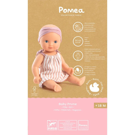POMEA Badepuppe Mädchen Prune in rosa-weißem Kleid mit Mütze ; POMEA Badepuppe Mädchen Prune mit rosa Badeanzug und Stirnband ; POMEA Badepuppe Baby Prune 32cm mit rosa Outfit und Kopftuch ; POMEA Badepuppe Mädchen Prune liegt auf Wickelunterlage auf Tuch ; Kleines Mädchen mit POMEA Badepuppe in Rosa spielend auf Bett ; Mädchen mit POMEA Badepuppe in rosa Puppenkleidung spielend ; POMEA Badepuppe Mädchen Prune mit Zubehör beim Baden spielen