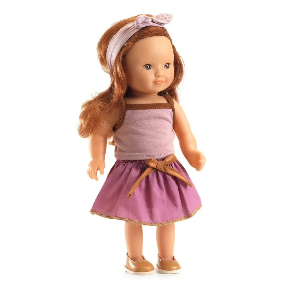 POMEA Puppe Lovely Sophie mit braunen Haaren und rosa-violettem Kleid ; POMEA Puppe Lovely Sophie mit rosa Oberteil und lila Rock, 32 cm ; POMEA Puppe Lovely Sophie mit roten Locken und lila Unterwäsche ; POMEA Puppe Lovely Sophie mit braunem Haar und rosa Haarband ; Kleines Mädchen spielt mit POMEA Puppe Lovely Sophie im Kinderwagen ; # Kind spielt mit POMEA Puppe Lovely Sophie und Zubehör ; Kind spielt mit POMEA Puppe Lovely Sophie im Puppenbett ; Kind spielt mit POMEA Puppe Lovely Sophie im Holzbett
