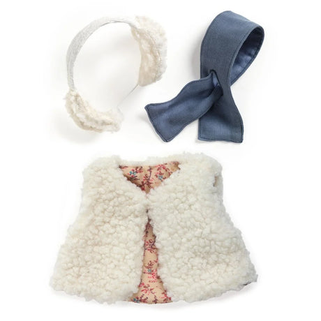 POMEA Moumoute Puppenkleidung: Creme Lätzchen mit blauer Schleife für Puppen ; POMEA Moumoute Puppenkleidung mit Fell-Weste und Accessoires für Puppen ; # Alt-Text:POMEA Puppenkleidung Moumoute Set: Flauschige Weste, Haarband und Schleife ; POMEA Puppe mit weißer Moumoute Weste, orange Pullover und Jeans ; Puppenkleidung Moumoute mit Fleece-Weste, Hemd und Hose für POMEA Puppe
