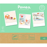 POMEA Puppen Arztkoffer mit Stethoskop, Spritze und Zubehör von Djeco ; POMEA Arztkoffer Set mit Spritze, Stethoskop und Zubehör ; POMEA Puppen Arztkoffer mit medizinischen Spielzeugen und Zubehör ; POMEA Puppen Arztkoffer mit Zubehör und Stethoskop in Tasche ; POMEA Puppen Arztkoffer mit Zubehör und Spielwerkzeugen