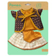 POMEA Puppenkleidung Lovely Capucine Outfit mit Bluse und Rock ; POMEA Puppenkleidung Lovely Capucine Set mit Bluse, Rock und Zubehör ; POMEA Puppenkleidung Lovely Capucine: Braunes Jäckchen mit gelbem Schleifenband und karierter Rock ; POMEA Puppe mit braunem Haar trägt Puppenkleidung Lovely Capucine