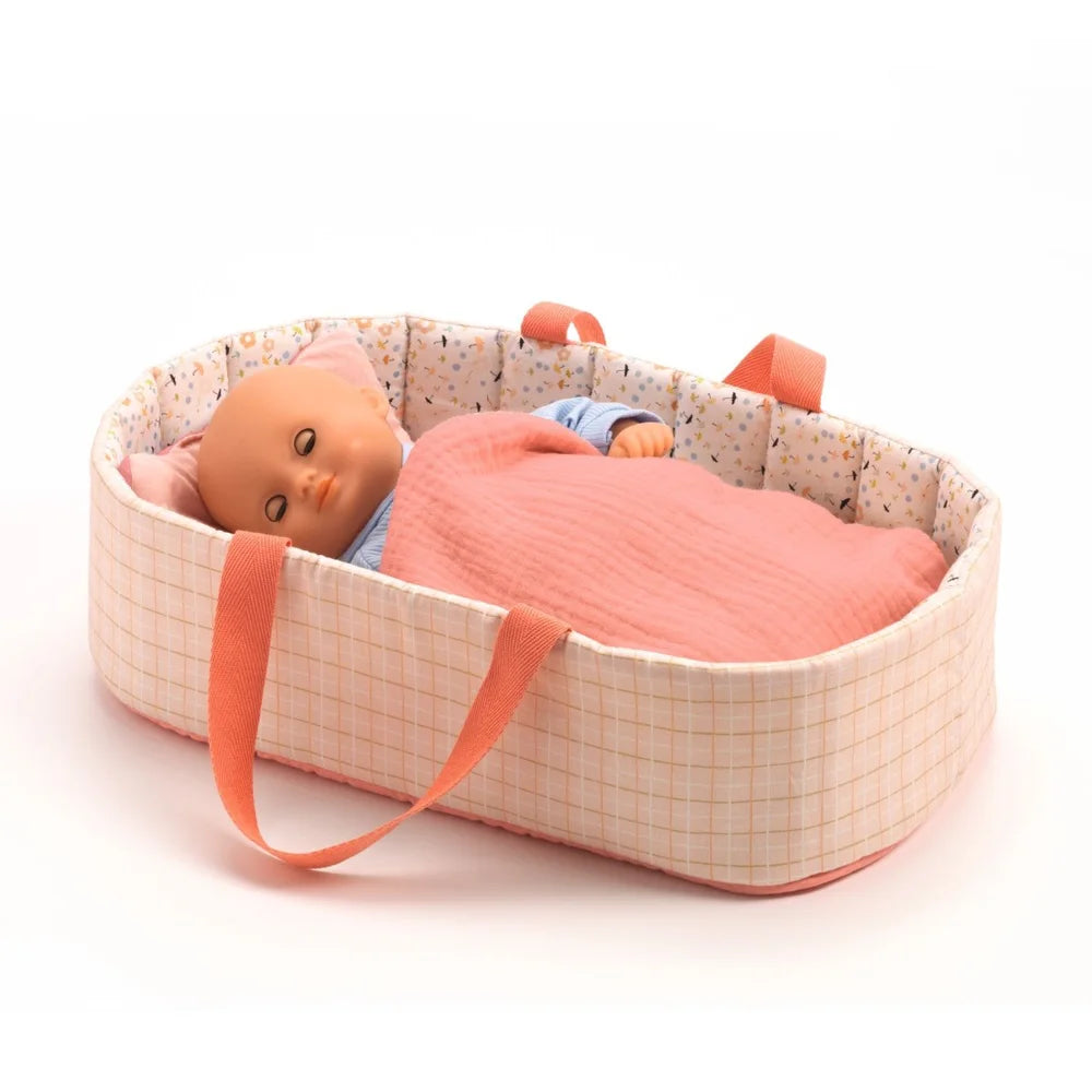 POMEA Puppentragetasche Pink Lines mit Puppe und Zubehör von Djeco ; Pomea Puppentragetasche Pink Lines von Djeco für Puppen bis 36 cm ; POMEA Puppentragetasche Pink Lines mit Puppe und Zubehör ; POMEA Puppentragetasche Pink Lines mit Puppe und Zubehör ; POMEA Puppentragetasche Pink Lines mit Puppe und Zubehör