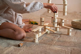 Kind spielt mit Grapat Woodland Holzbausteinen und Spielzeugauto