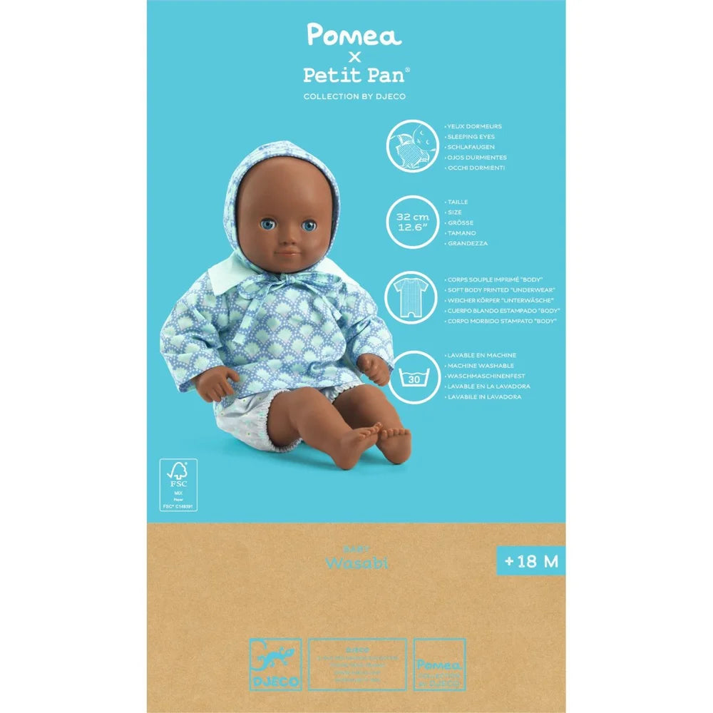 POMEA Puppe Wasabi in blauem Outfit mit Kopftuch in Verpackung ; Pomea x Petit Pan Puppe 32cm mit Schlafaugen und blauem Outfit ; POMEA Puppe Wasabi mit blauem Outfit und Haube sitzt ; POMEA Puppe Wasabi mit brauner Haut, blauen Augen, weißem Outfit sitzend