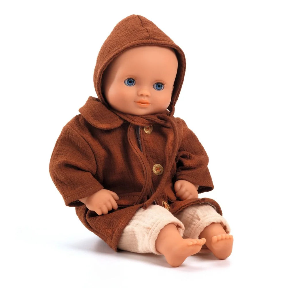 Roter Herbstmantel für Puppen ab 18 Monaten mit Knöpfen ; POMEA Puppenpuppe mit braunem Herbstmantel und Haube, Verpackung ; Braunes Puppenkleidungs-Set mit Mantel und Haube für Herbst ; POMEA Puppenkleidung Herbst Mantel braun mit Haube und Schuhen