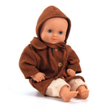 Roter Herbstmantel für Puppen ab 18 Monaten mit Knöpfen ; POMEA Puppenpuppe mit braunem Herbstmantel und Haube, Verpackung ; Braunes Puppenkleidungs-Set mit Mantel und Haube für Herbst ; POMEA Puppenkleidung Herbst Mantel braun mit Haube und Schuhen