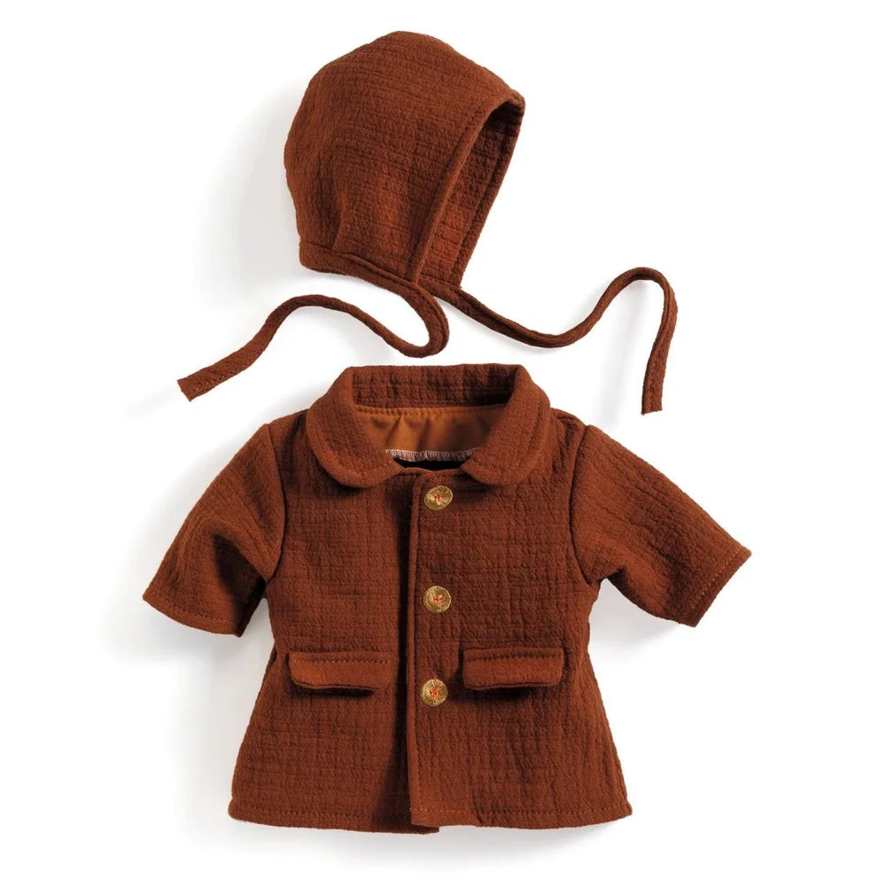 Roter Herbstmantel für Puppen ab 18 Monaten mit Knöpfen ; POMEA Puppenpuppe mit braunem Herbstmantel und Haube, Verpackung ; Braunes Puppenkleidungs-Set mit Mantel und Haube für Herbst ; POMEA Puppenkleidung Herbst Mantel braun mit Haube und Schuhen