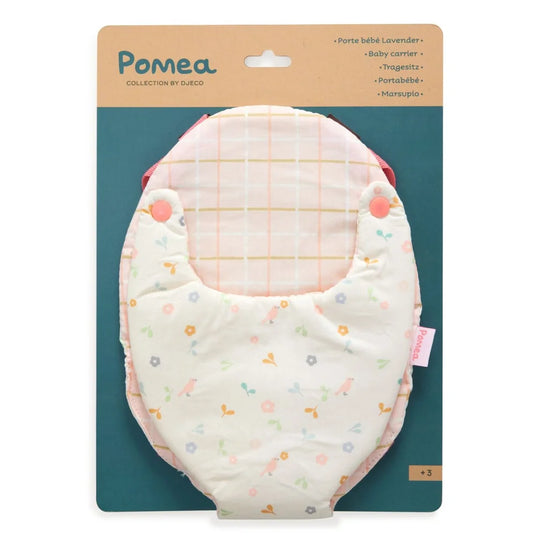 POMEA Puppentrage Lavender mit buntem Blumenmuster, rosa Details ; Pomea Puppentrage Lavender mit Puppe auf Produktverpackung ; POMEA Puppentrage Lavender mit roten Trägern und Blumenmuster ; POMEA Puppentrage Lavender mit kleiner Puppe, rot-weiß gestreift ; Kleines Mädchen trägt POMEA Puppentrage mit Puppe am Körper ; Kleines Mädchen trägt Puppe in POMEA Puppentrage Lavender