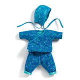 Pomea Puppenkleidung Mikado blaugrünes Blumenmuster Wickeljacke Hose ; POMEA Puppenkleidung Mikado blauer Anzug mit Kopftuch für Babypuppen ; POMEA Puppenkleidung Mikado Set blau mit Blumenmuster und Mütze ; POMEA Puppenkleidung Mikado blau Blumenmuster Puppe sitzt