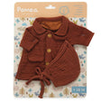 Roter Herbstmantel für Puppen ab 18 Monaten mit Knöpfen ; POMEA Puppenpuppe mit braunem Herbstmantel und Haube, Verpackung ; Braunes Puppenkleidungs-Set mit Mantel und Haube für Herbst ; POMEA Puppenkleidung Herbst Mantel braun mit Haube und Schuhen