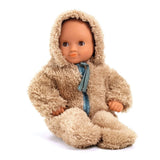 POMEA Puppenkleidung Winter Overall beige Plüsch 18M Djeco ; Pomea Baby-Puppe mit beigem Fleece-Overall und Schal, Verpackung ; POMEA Puppenkleidung Winter Overall beige mit Kapuze und Reißverschluss ; POMEA Puppenkleidung Winter Overall beige Teddy Onesie mit Reißverschluss ; POMEA Puppenkleidung Winter Overall - vier Puppen in verschiedenfarbigen Winteroutfits auf Treppe ; Pomea Puppe mit Wintermantel und Kleidungsständer mit Outfits