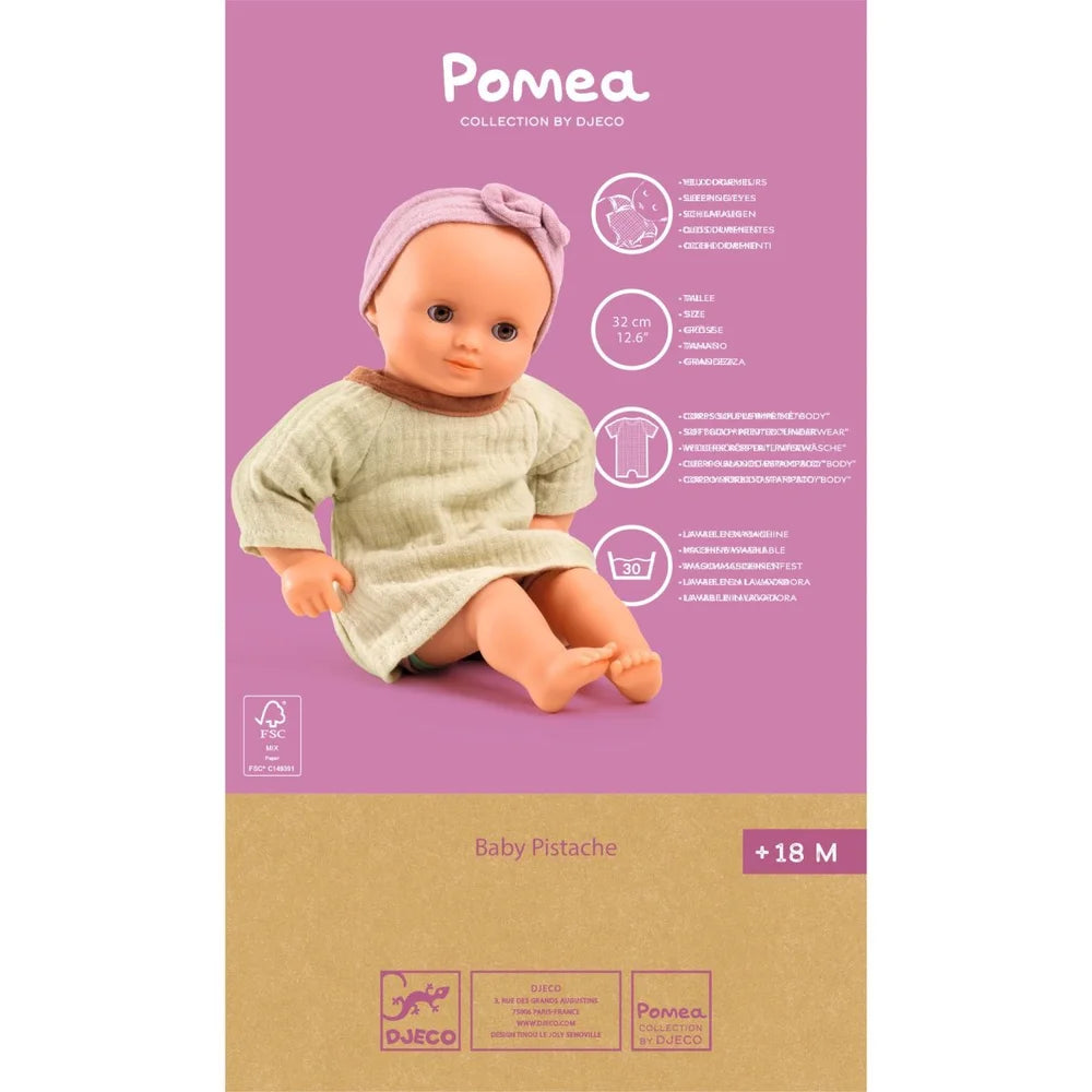 Pomea Baby Pistache Puppe grün gekleidet in Originalverpackung ; POMEA Baby Pistache Puppe 32cm von Djeco mit Stirnband und Kleidung ; POMEA Puppe Pistache in Creme-Kleid mit lila Kopftuch sitzt ; POMEA Puppe Pistache in Creme-Kleid mit rosa Kopftuch sitzend ; POMEA Puppe Pistache in Creme-grünem Outfit sitzend