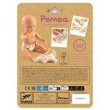POMEA Puppe 3 Windeln mit bunten Mustern und Tiermotiven ; Pomea Puppe mit 3 waschbaren Windeln von Djeco ; POMEA Puppe 3 Windeln mit Katzen und Blumenmotiven in Creme ; POMEA Puppe sitzt mit Windel und Kleidung neben Windeln ; # POMEA Puppe mit drei farbenfrohen Windeln in Creme und Orange