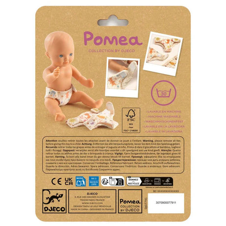 POMEA Puppe 3 Windeln mit bunten Mustern und Tiermotiven ; Pomea Puppe mit 3 waschbaren Windeln von Djeco ; POMEA Puppe 3 Windeln mit Katzen und Blumenmotiven in Creme ; POMEA Puppe sitzt mit Windel und Kleidung neben Windeln ; # POMEA Puppe mit drei farbenfrohen Windeln in Creme und Orange