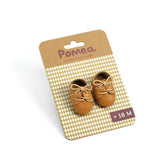 Pomea Puppenschuhe braun mit Schnüren, 18 Monate, Djeco ; POMEA Puppenschuhe braun für 30-32cm Puppen Verpackung ; POMEA Puppenschuhe braun Leder Schnürer 18 Monate Djeco ; POMEA Puppenschuhe braun aus Leder mit Schnüren ; POMEA Puppenschuhe braun mit Schnüren an Puppenbeinen