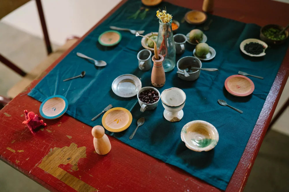 Grapat Dishes - Miniatur Geschirr Set auf blauem Tuch arrangiert