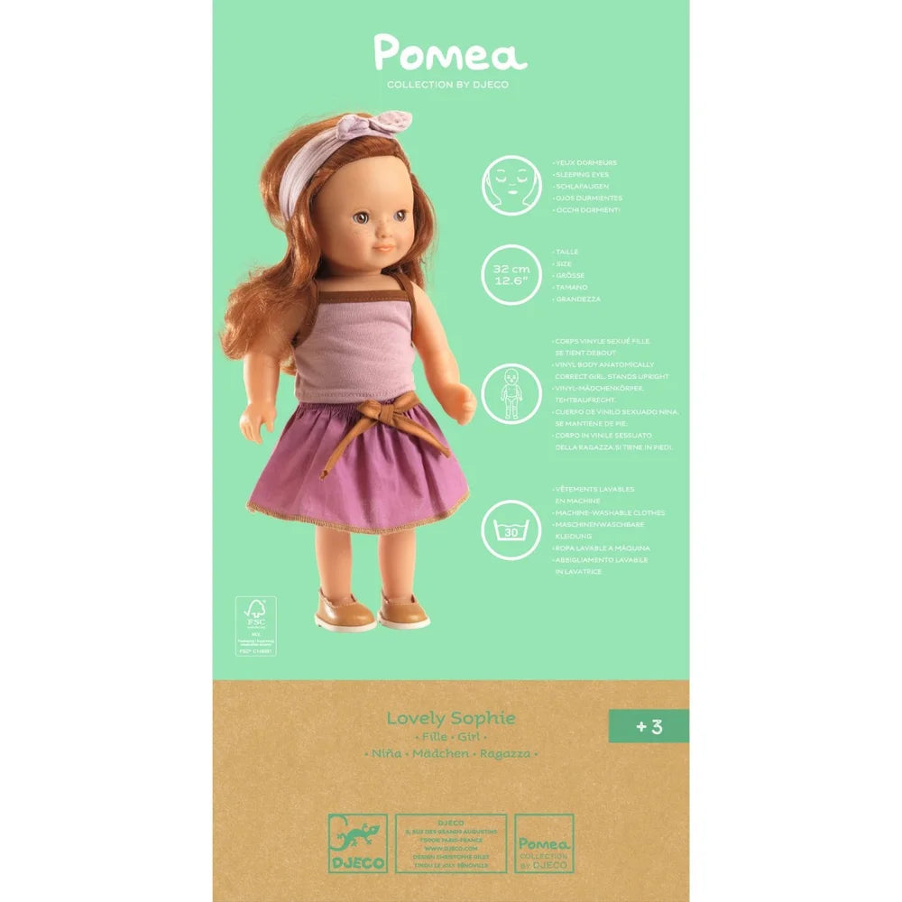 POMEA Puppe Lovely Sophie mit braunen Haaren und rosa-violettem Kleid ; POMEA Puppe Lovely Sophie mit rosa Oberteil und lila Rock, 32 cm ; POMEA Puppe Lovely Sophie mit roten Locken und lila Unterwäsche ; POMEA Puppe Lovely Sophie mit braunem Haar und rosa Haarband ; Kleines Mädchen spielt mit POMEA Puppe Lovely Sophie im Kinderwagen ; # Kind spielt mit POMEA Puppe Lovely Sophie und Zubehör ; Kind spielt mit POMEA Puppe Lovely Sophie im Puppenbett ; Kind spielt mit POMEA Puppe Lovely Sophie im Holzbett
