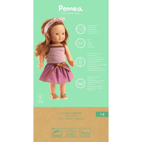 POMEA Puppe Lovely Sophie mit braunen Haaren und rosa-violettem Kleid ; POMEA Puppe Lovely Sophie mit rosa Oberteil und lila Rock, 32 cm ; POMEA Puppe Lovely Sophie mit roten Locken und lila Unterwäsche ; POMEA Puppe Lovely Sophie mit braunem Haar und rosa Haarband ; Kleines Mädchen spielt mit POMEA Puppe Lovely Sophie im Kinderwagen ; # Kind spielt mit POMEA Puppe Lovely Sophie und Zubehör ; Kind spielt mit POMEA Puppe Lovely Sophie im Puppenbett ; Kind spielt mit POMEA Puppe Lovely Sophie im Holzbett