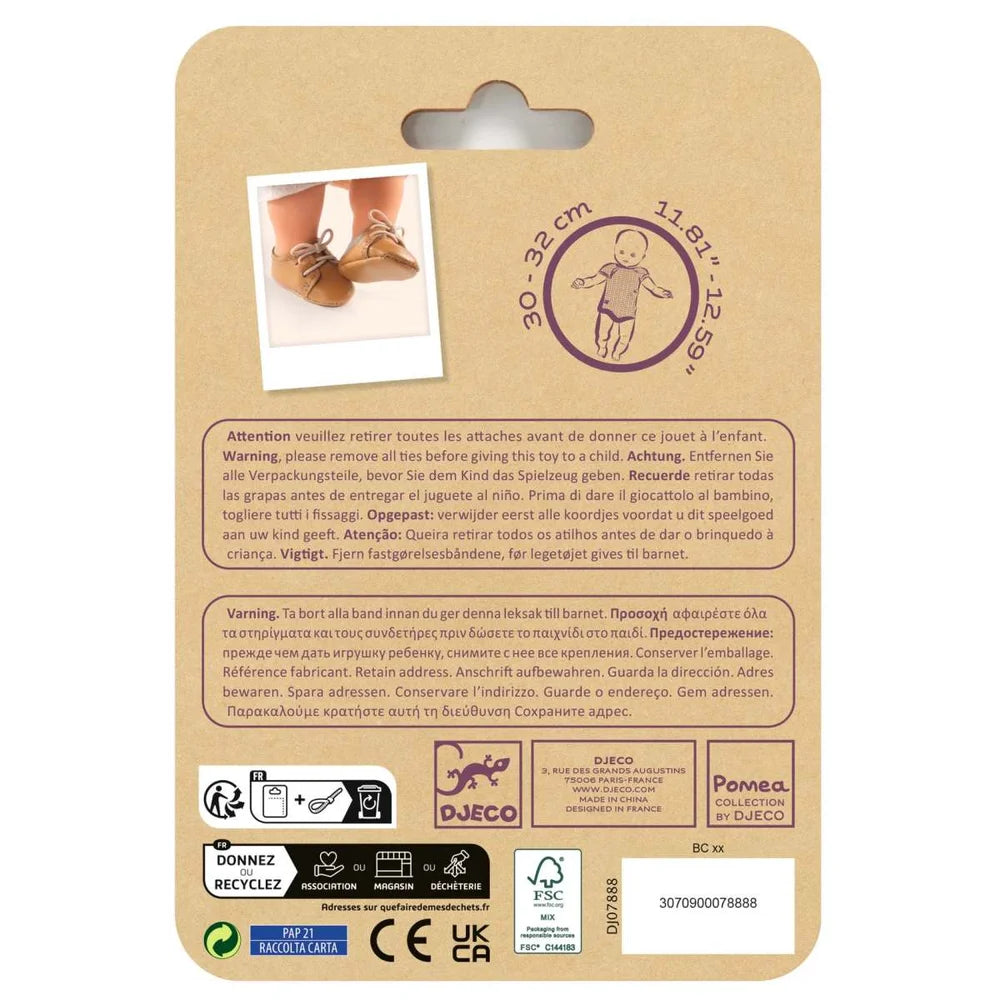 Pomea Puppenschuhe braun mit Schnüren, 18 Monate, Djeco ; POMEA Puppenschuhe braun für 30-32cm Puppen Verpackung ; POMEA Puppenschuhe braun Leder Schnürer 18 Monate Djeco ; POMEA Puppenschuhe braun aus Leder mit Schnüren ; POMEA Puppenschuhe braun mit Schnüren an Puppenbeinen