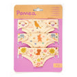 POMEA Puppe 3 Windeln mit bunten Mustern und Tiermotiven ; Pomea Puppe mit 3 waschbaren Windeln von Djeco ; POMEA Puppe 3 Windeln mit Katzen und Blumenmotiven in Creme ; POMEA Puppe sitzt mit Windel und Kleidung neben Windeln ; # POMEA Puppe mit drei farbenfrohen Windeln in Creme und Orange