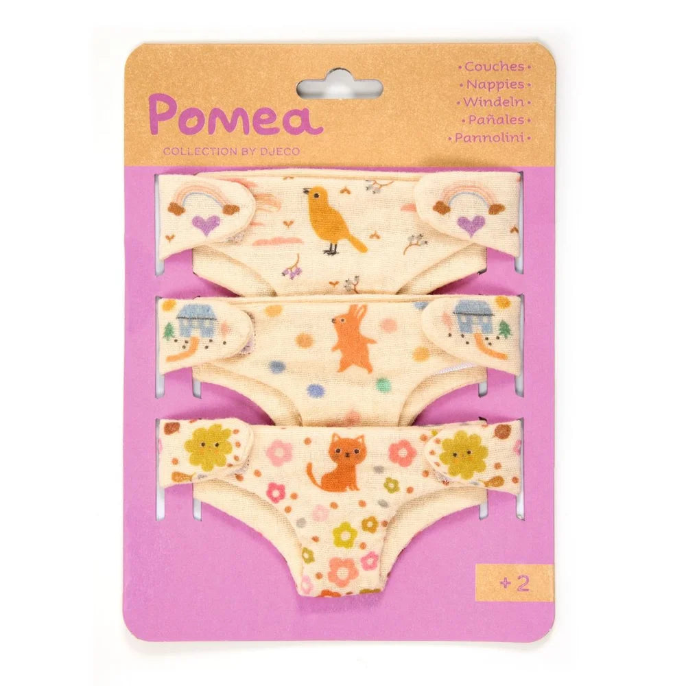 POMEA Puppe 3 Windeln mit bunten Mustern und Tiermotiven ; Pomea Puppe mit 3 waschbaren Windeln von Djeco ; POMEA Puppe 3 Windeln mit Katzen und Blumenmotiven in Creme ; POMEA Puppe sitzt mit Windel und Kleidung neben Windeln ; # POMEA Puppe mit drei farbenfrohen Windeln in Creme und Orange