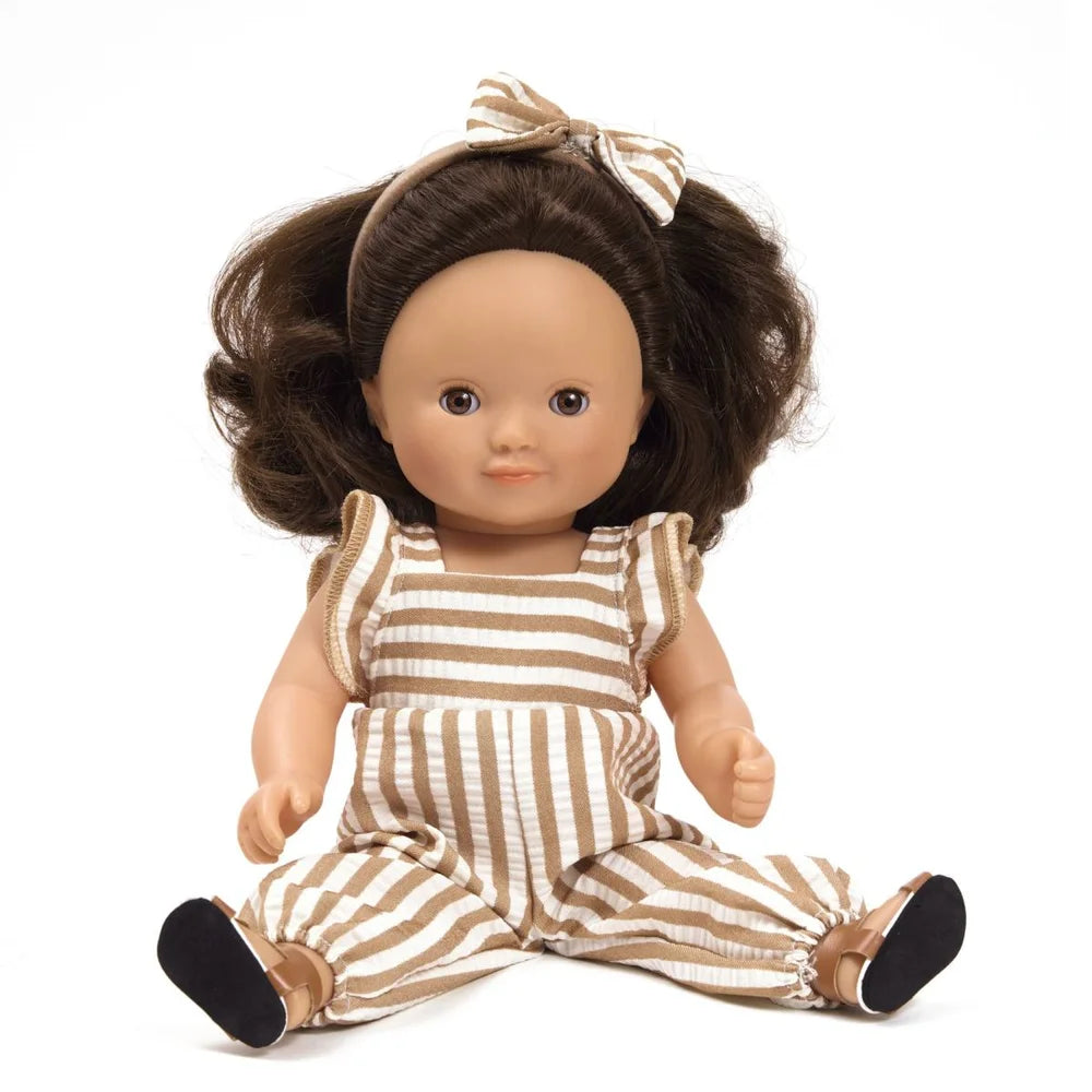 POMEA Puppe Lovely Rosalie mit braunen Haaren und gestreiftem Outfit ; POMEA Puppe Lovely Rosalie 32cm mit braunem Haar und Kleid ; POMEA Puppe Lovely Rosalie mit braunen Haaren und gestreiftem Kleid ; POMEA Puppe Lovely Rosalie von hinten mit braunen Haaren