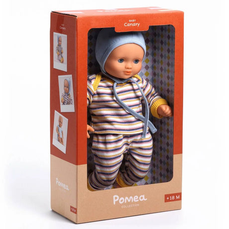 Baby Puppe Canary von Pomea in gestreiftem Outfit mit Kopftuch ; POMEA Puppe Canary in gelb-blauem Streifenpyjama mit grauem Häubchen ; POMEA Puppe Canary in gestreifter Kleidung auf Holzbank sitzend ; Pomea Puppe Canary 32cm mit Schlafaugen und gestreiftem Outfit ; POMEA Puppe Canary mit blauem Auge sitzt im hellblauen Outfit