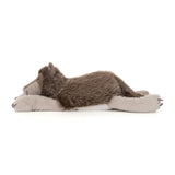 Jellycat Ulrich Wolf Kuscheltier grau liegend auf weißem Hintergrund