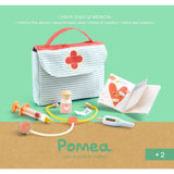 POMEA Puppen Arztkoffer mit Stethoskop, Spritze und Zubehör von Djeco ; POMEA Arztkoffer Set mit Spritze, Stethoskop und Zubehör ; POMEA Puppen Arztkoffer mit medizinischen Spielzeugen und Zubehör ; POMEA Puppen Arztkoffer mit Zubehör und Stethoskop in Tasche ; POMEA Puppen Arztkoffer mit Zubehör und Spielwerkzeugen