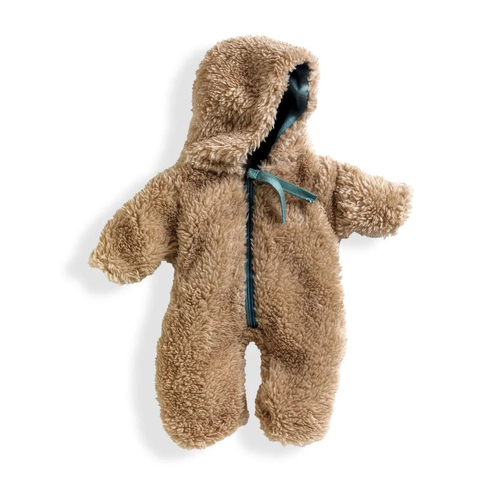 POMEA Puppenkleidung Winter Overall beige Plüsch 18M Djeco ; Pomea Baby-Puppe mit beigem Fleece-Overall und Schal, Verpackung ; POMEA Puppenkleidung Winter Overall beige mit Kapuze und Reißverschluss ; POMEA Puppenkleidung Winter Overall beige Teddy Onesie mit Reißverschluss ; POMEA Puppenkleidung Winter Overall - vier Puppen in verschiedenfarbigen Winteroutfits auf Treppe ; Pomea Puppe mit Wintermantel und Kleidungsständer mit Outfits