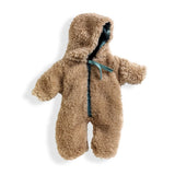 POMEA Puppenkleidung Winter Overall beige Plüsch 18M Djeco ; Pomea Baby-Puppe mit beigem Fleece-Overall und Schal, Verpackung ; POMEA Puppenkleidung Winter Overall beige mit Kapuze und Reißverschluss ; POMEA Puppenkleidung Winter Overall beige Teddy Onesie mit Reißverschluss ; POMEA Puppenkleidung Winter Overall - vier Puppen in verschiedenfarbigen Winteroutfits auf Treppe ; Pomea Puppe mit Wintermantel und Kleidungsständer mit Outfits
