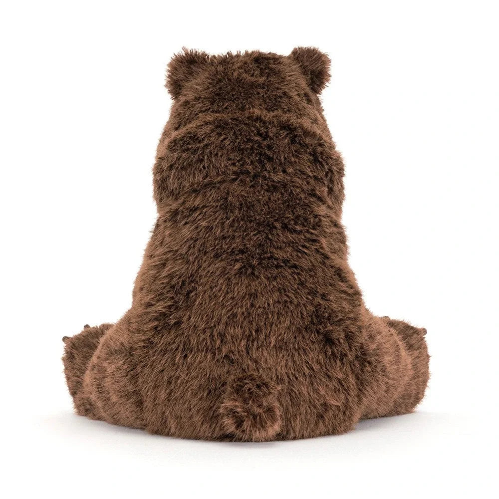Jellycat Bizzlestomp Bear, braunes Kuscheltier von hinten, sitzend