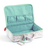 POMEA Puppen Koffer rosa mit Vogel-Design und Griff ; POMEA Puppen Koffer mit mintgrünen Henkeln und Camomille Etikett ; POMEA Puppen Koffer geöffnet mit Fächern und Zubehör