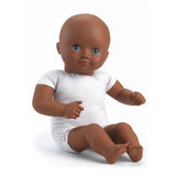 POMEA Puppe Wasabi in blauem Outfit mit Kopftuch in Verpackung ; Pomea x Petit Pan Puppe 32cm mit Schlafaugen und blauem Outfit ; POMEA Puppe Wasabi mit blauem Outfit und Haube sitzt ; POMEA Puppe Wasabi mit brauner Haut, blauen Augen, weißem Outfit sitzend