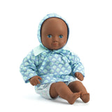 POMEA Puppe Wasabi in blauem Outfit mit Kopftuch in Verpackung ; Pomea x Petit Pan Puppe 32cm mit Schlafaugen und blauem Outfit ; POMEA Puppe Wasabi mit blauem Outfit und Haube sitzt ; POMEA Puppe Wasabi mit brauner Haut, blauen Augen, weißem Outfit sitzend